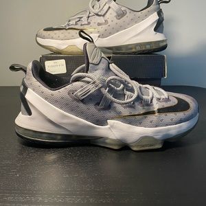 🆒 Lebron XIII Low Men’s sz. 9.5